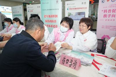 護理健康咨詢、愛心義賣&hellip;護士們這樣過節